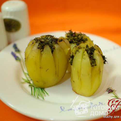 Картофель, запеченный с зеленым соусом