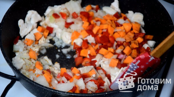 Макароны с курицей и овощами на сковороде фото к рецепту 5