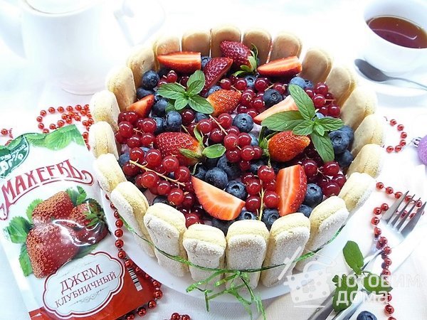 Шарлотт с ягодами и клубничным джемом фото к рецепту 18
