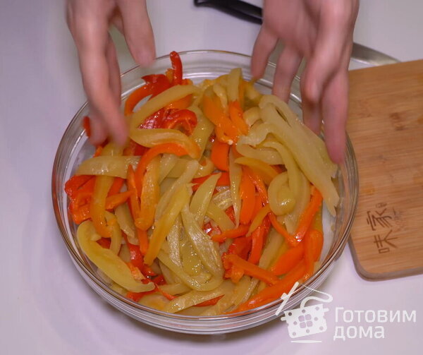 Полезный салат из разноцветных перцев фото к рецепту 5