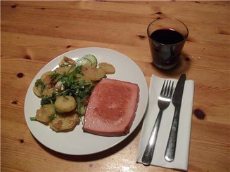 Картофельно-огуречный салат с хрустящей курочкой