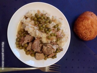 Свинина, томлёная в яблочном соке, с горошком