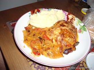 Шницели, запечённые под шапкой из перцев