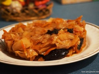 Капуста с черносливом