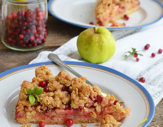 Крамбл-пирог с яблоками и брусникой