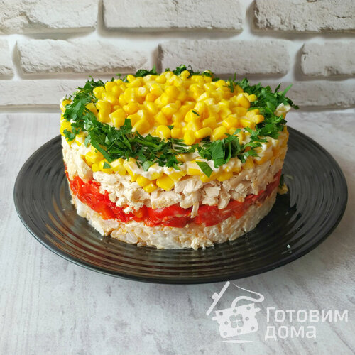 Слоеный салат с курицей и маринованным перцем