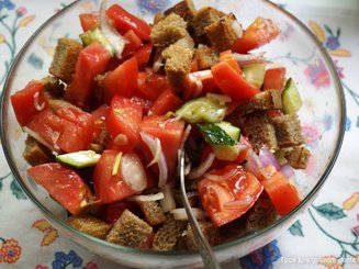 Хлебный салат с помидорами и луком