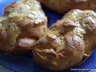 Сдобная булка/булочки с миндальной глазурью