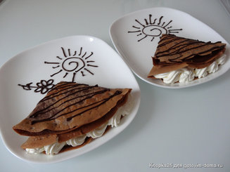 Шоколадные блинчики с бананом, клубникой и сливками