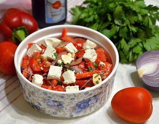 Салат из томатов, перца и феты