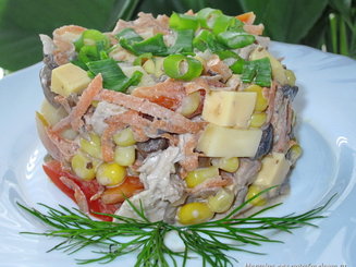 Салат "Мозаика" из курицы, грибов и овощей