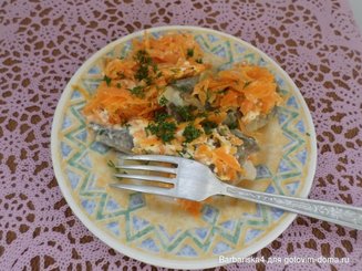 Хек с луком в сметанном соусе