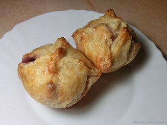 Слойки - пирожки с маскарпоне и вишней