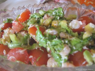 Салат с рукколой, креветками, авокадо и помидорами черри