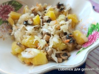 Белорусский салат с квашеной капустой и печёным картофелем