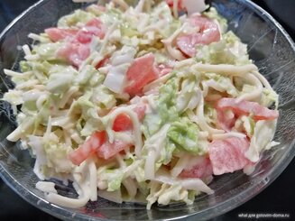 Салат из пекинской капусты с помидорами