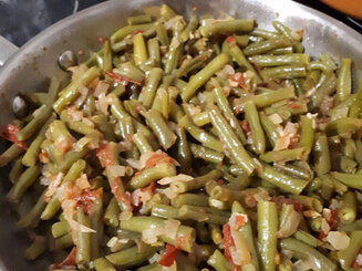 Стручковая фасоль, тушенная с помидорами