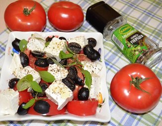 Салат из помидоров, маслин и брынзы