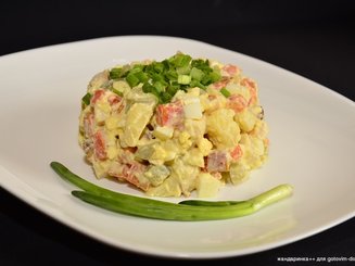 Оливье с копченой курицей и перепелиными яйцами