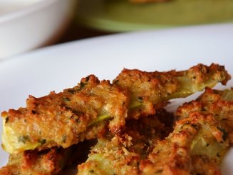 Запечёные кабачковые палочки в хрустящей сырной панировке