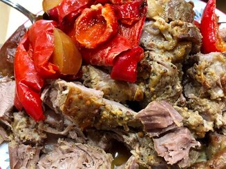 Запечёная свиная лопатка с овощами