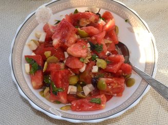 Салат из помидоров, маслин и брынзы
