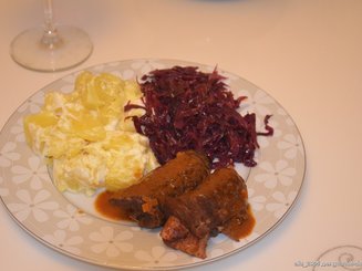 Говяжий рулет с капустой и картошкой