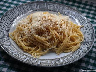 Spaghetti cacio e pepe - Спагетти с сыром и чёрным перцем