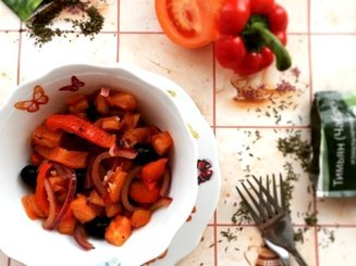 Закуска из сладкого перца с томатами и оливками