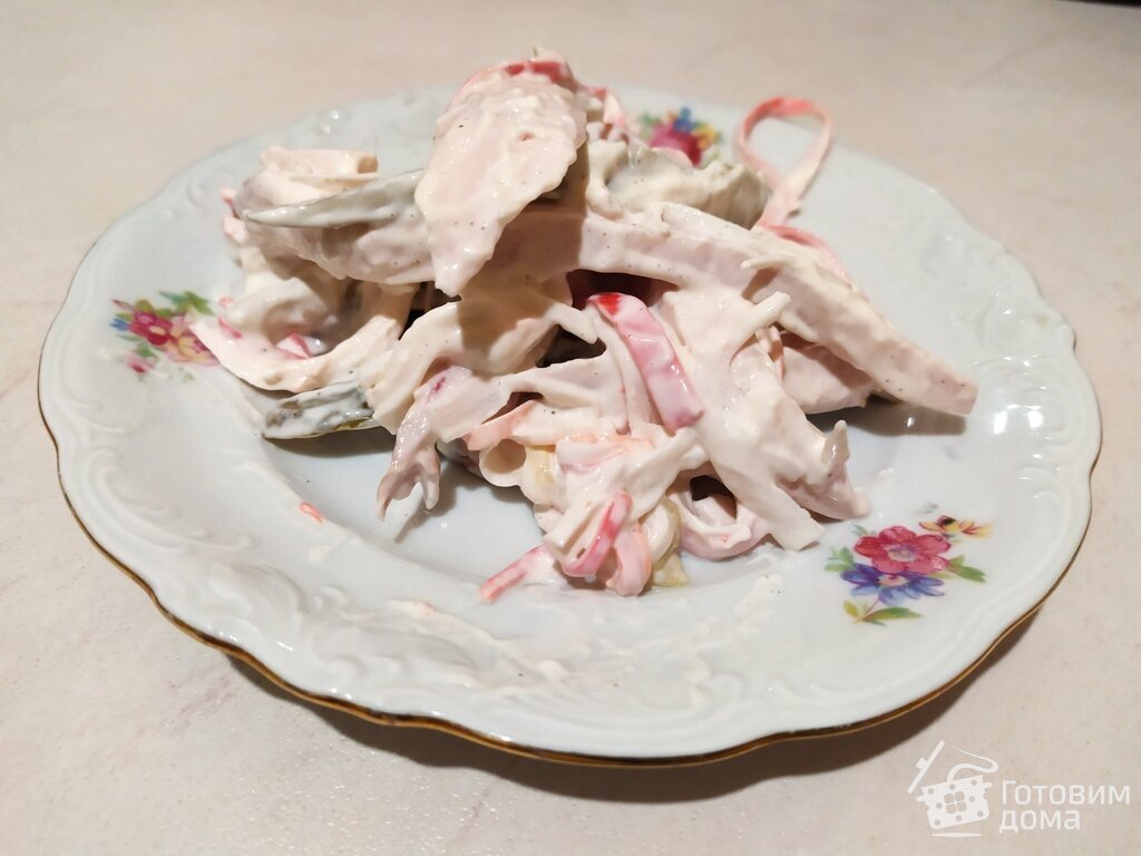 Салат с копченой курицей и крабовыми палочками «Морская птица»