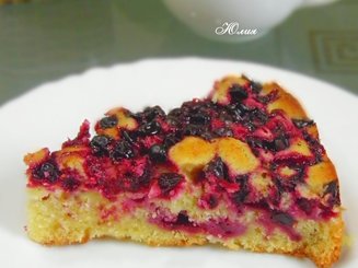 Пирог из кукурузной муки с черной смородиной