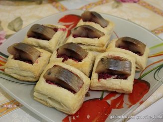 Слойки со свекольной начинкой и селедкой