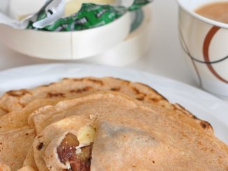 Французские блинчики с камамбером и инжирной горчицей