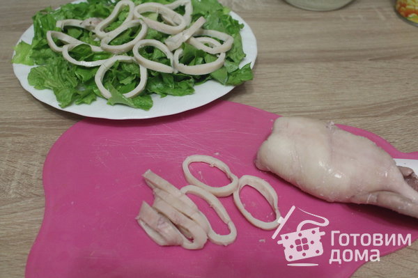 Новогодний салат с кальмарами и кукурузой фото к рецепту 1
