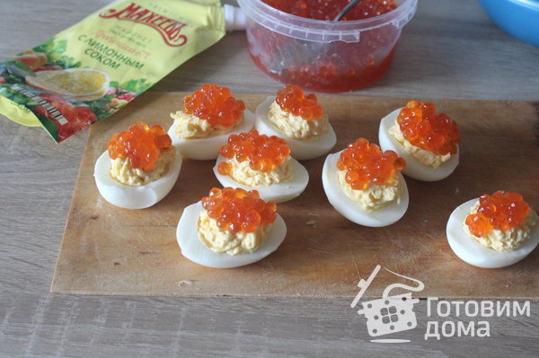 Фаршированные яйца с сыром и красной икрой фото к рецепту 6