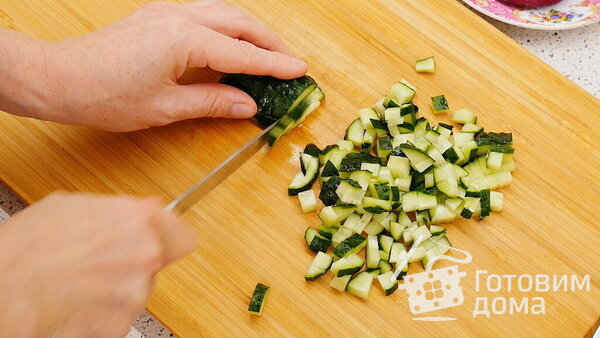 Тёплый а-ля итальянский салат с макаронами, колбасой, овощами и зеленью фото к рецепту 5