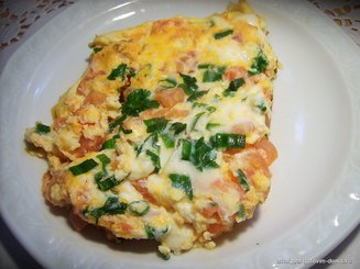Яичница с помидорами и сыром