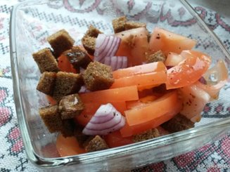 Хлебный салат с помидорами и луком