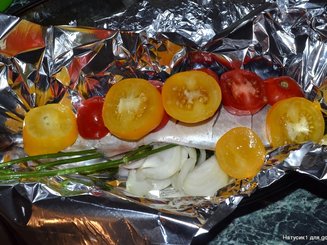 Запеченная скумбрия с укропом и помидорами