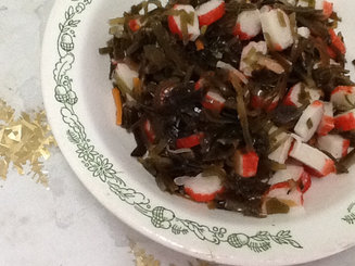 Салат из морской капусты с крабовыми палочками