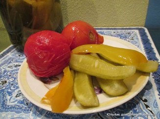Маринованные огурцы, помидоры, ассорти