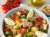 Салат с капустой, тунцом и кукурузой