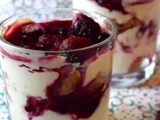 Творожный десерт с черникой и йогуртом