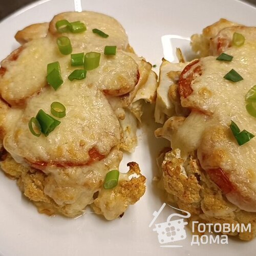 Стейки из цветной капусты с курицей и сыром.