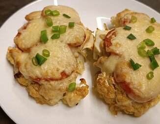 Стейки из цветной капусты с курицей и сыром.