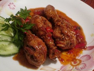 Куриные голени с горчицей и овощами.