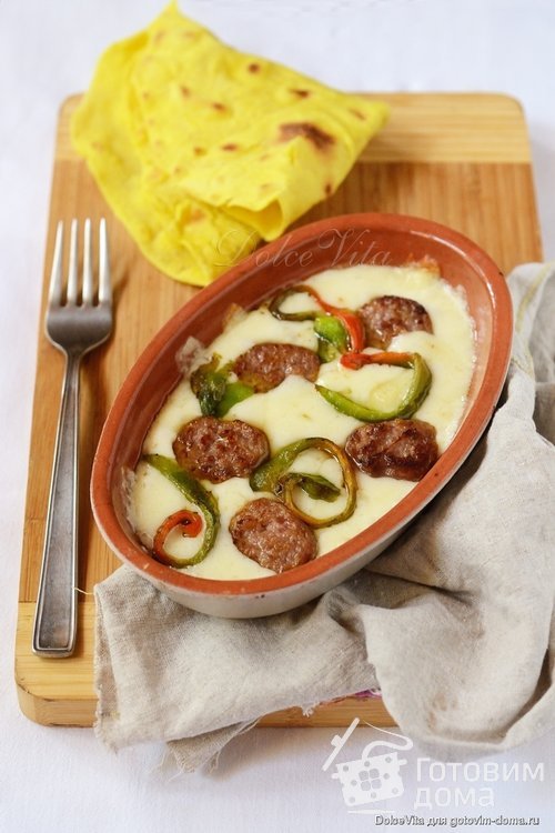 Queso flameado – Горячий сыр с колбасками и перцем