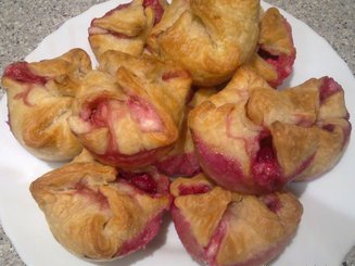 Слойки - пирожки с маскарпоне и вишней