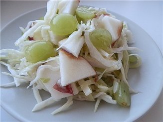 Салат из капусты,яблок и винограда