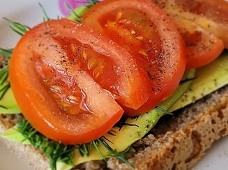 Постный перекус (не сладкий с авокадо и помидорами и сладкий с вареньем и семечками)